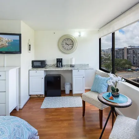 Modern Waikiki Sleek Studio-3